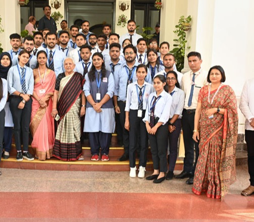 राज्यपाल से बिजनौर के विद्यार्थियों ने मुलाकात की